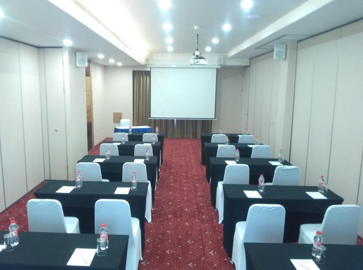 Hotel Huswah Airport Tangerang Bagian luar foto